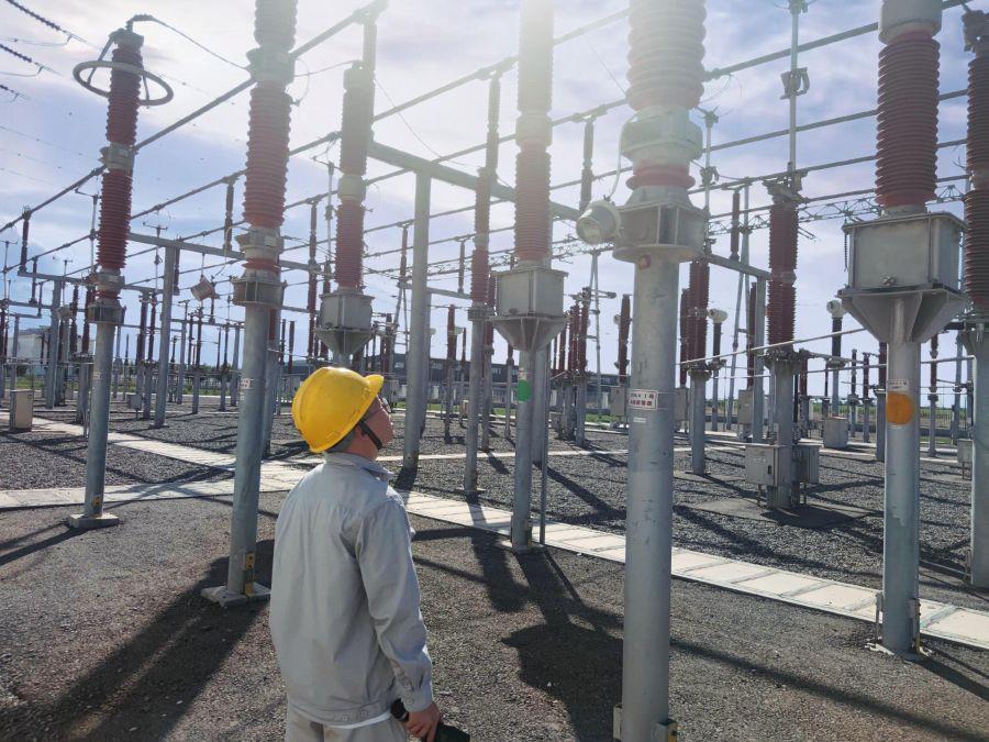 電氣巡檢王鑫檢查避雷器指示器動作次數（攝影：任林春）